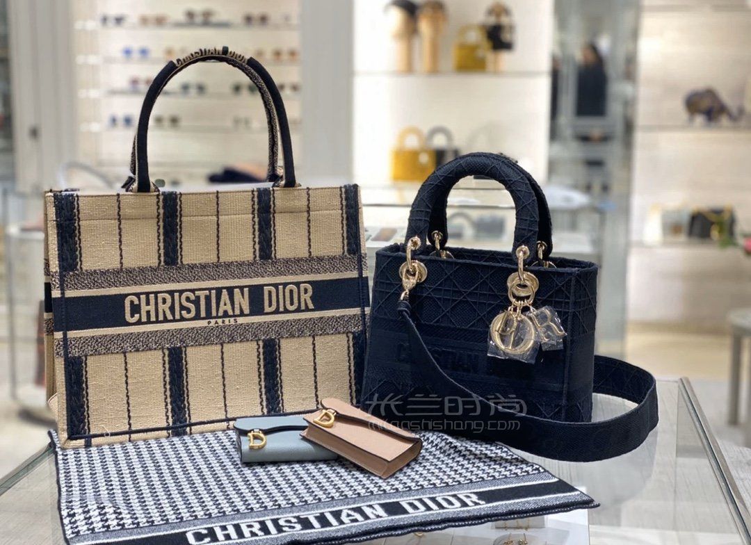 【迪奥帆布刺绣戴妃包】中号dior lady d-lite 手袋 黑色四格复古手提