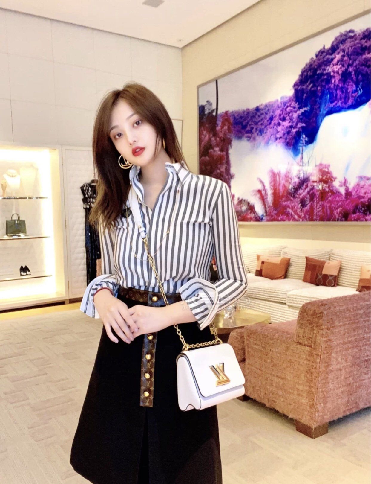 lvtwist迷你16cm路易威登lv白色twist小号单肩斜跨女士包包模特上身图