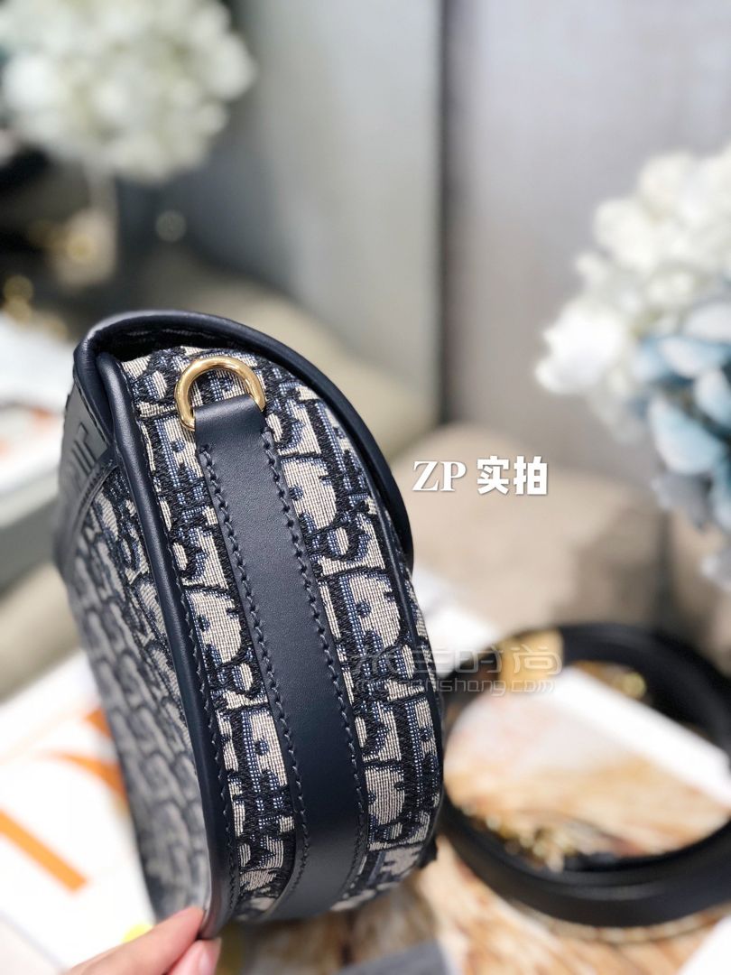 dior马蹄包设计师（dior马蹄包原单）-第2张图片-潮百科