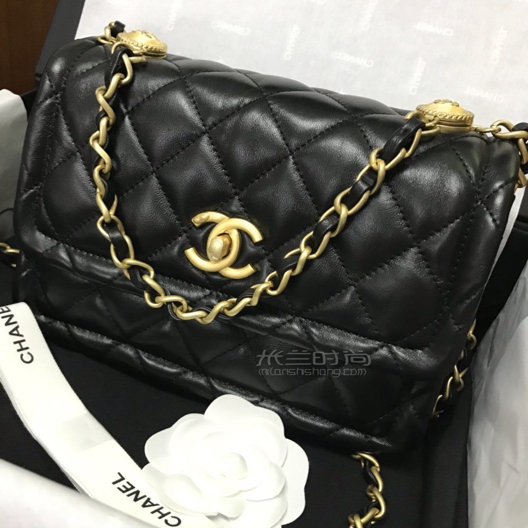 香奈儿豆腐包 Chanel 新款纽扣包cm黑色羊皮复古金币包 米兰时尚包包网 香奈儿豆腐包 Chanel 新款纽扣包cm黑色羊皮复古金币包 米兰时尚包包网