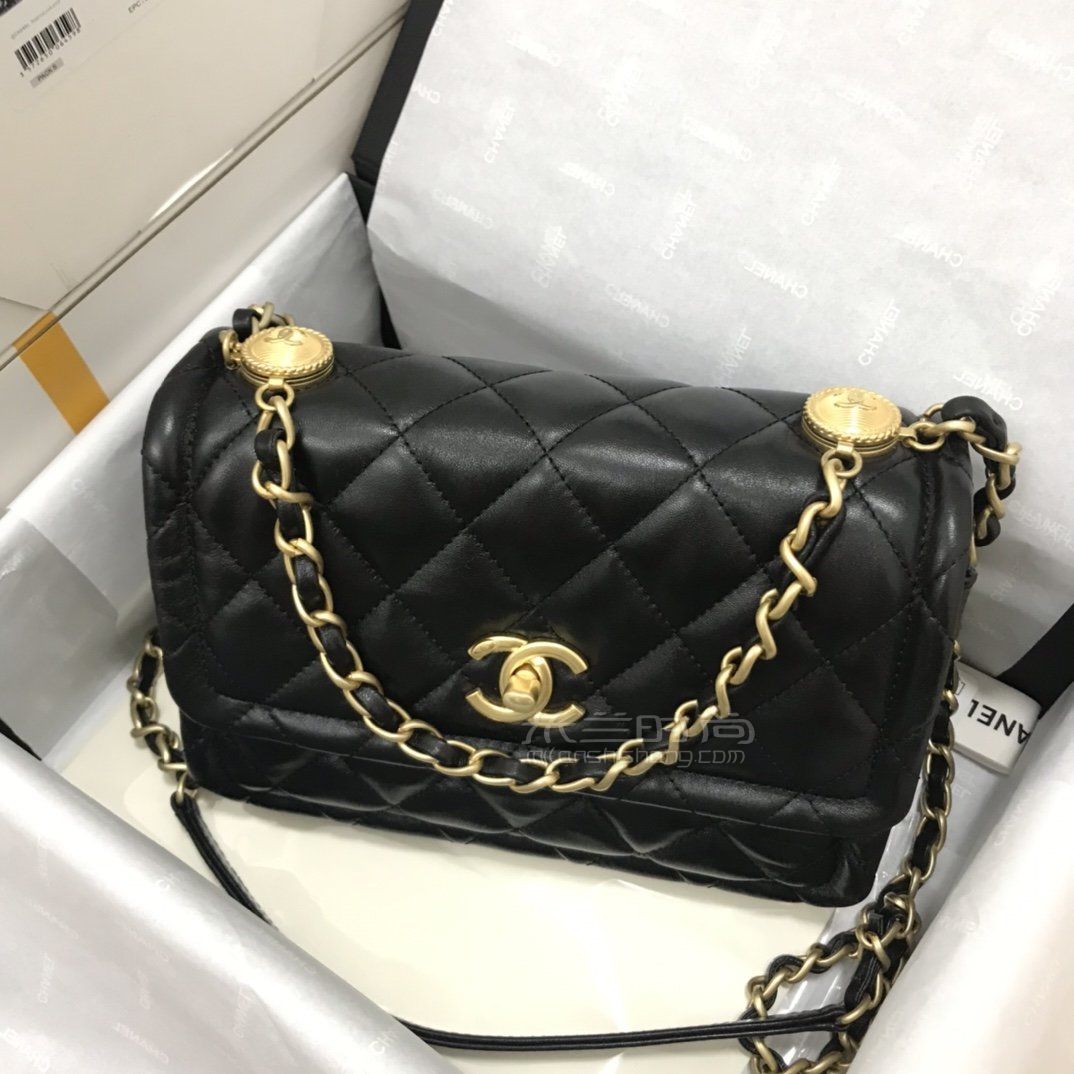 香奈儿豆腐包 Chanel 新款纽扣包cm黑色羊皮复古金币包 米兰时尚包包网 香奈儿豆腐包 Chanel 新款纽扣包cm黑色羊皮复古金币包 米兰时尚包包网