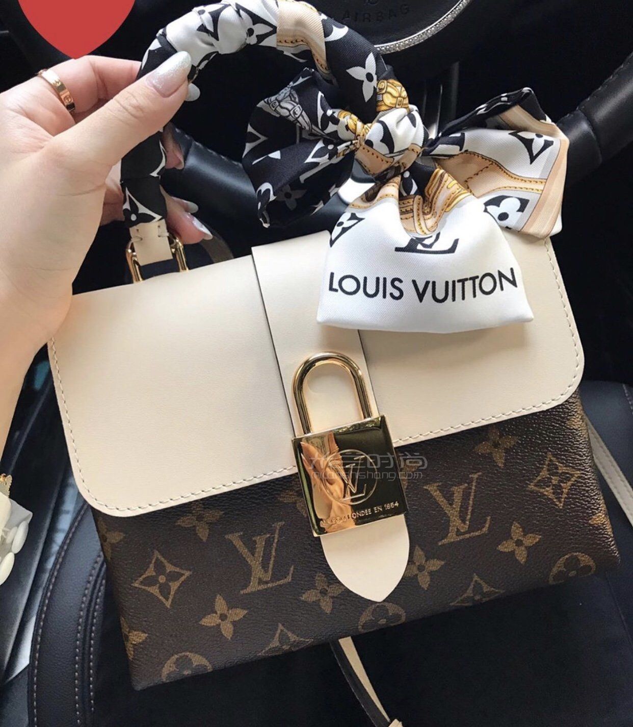 lv锁头包路易威登白色lockybb单肩斜挎包m44653奶白色模特上身图真假