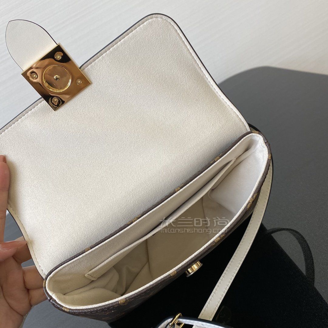 bb单肩斜挎包m44653奶白色模特上身图_真假_米兰时尚包包网