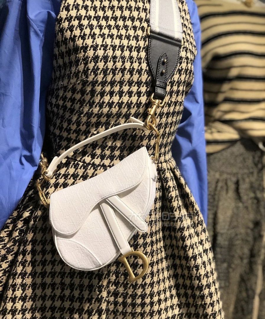 迪奥荧光马鞍包diorsaddle系列大号白色带夜光马鞍包单肩手提包