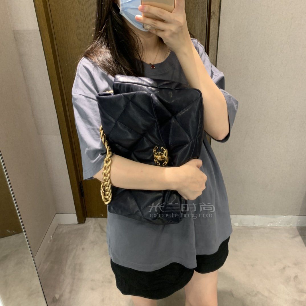 香奈儿19手袋上身图 原单香奈儿19手袋(已更新)-第2张图片-潮百科