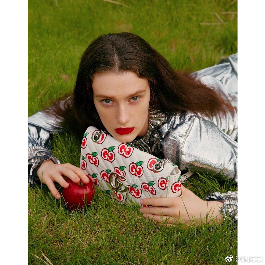 gucci情人节系列古驰女包ggmarmont小号斜挎包白色443497模特上身图