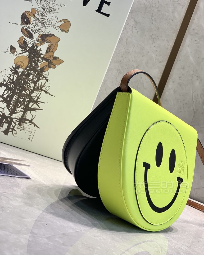 loewe×smiley 联名系列登场 亮黄色搭配笑脸_米兰时尚包包网
