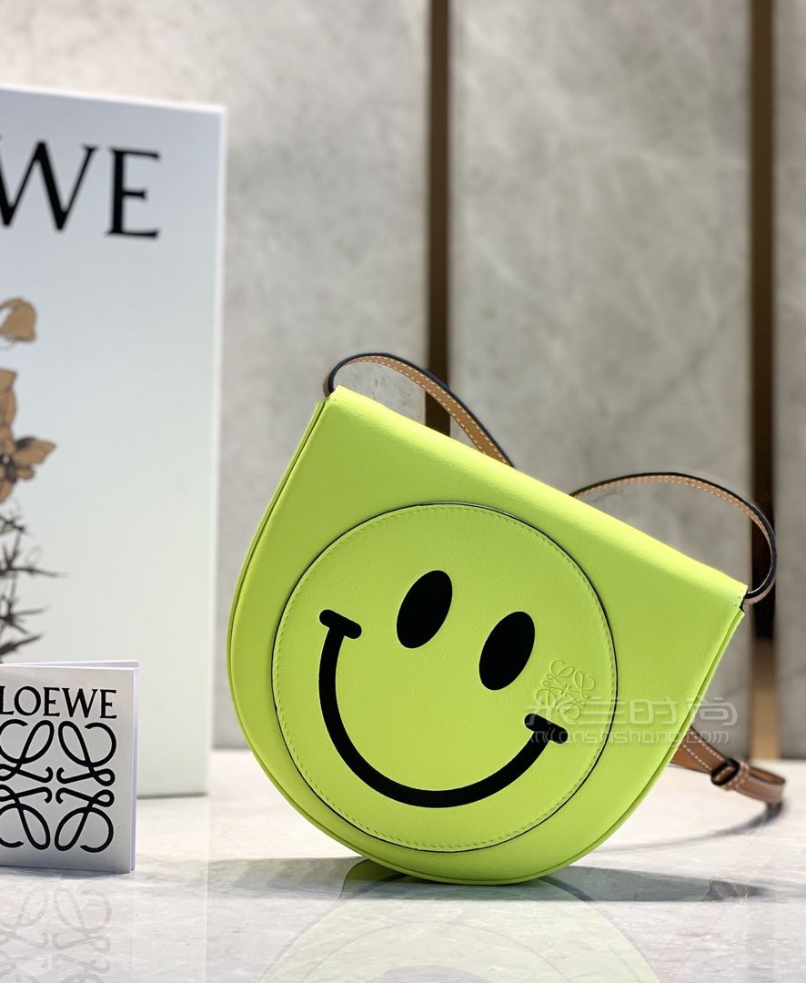 loewe×smiley 联名系列登场 亮黄色搭配笑脸_米兰时尚包包网