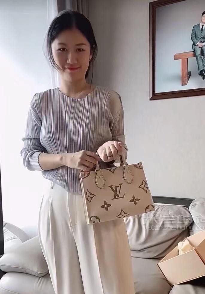 lv购物袋迷你托特包压花牛皮购物袋白色tote45560