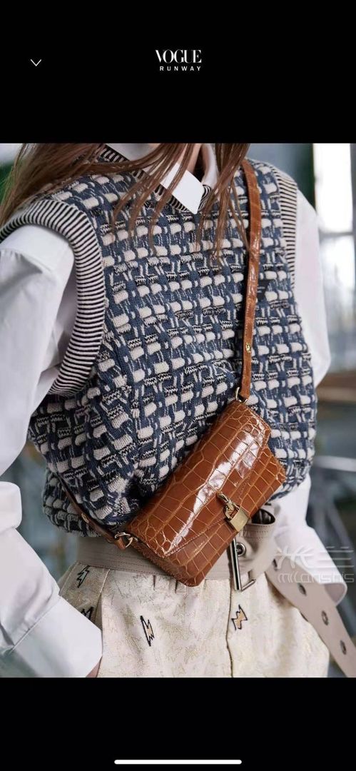2021春夏新款55672 鳄鱼纹搭配金属小锁扣包 焦糖色_米兰时尚包包 
