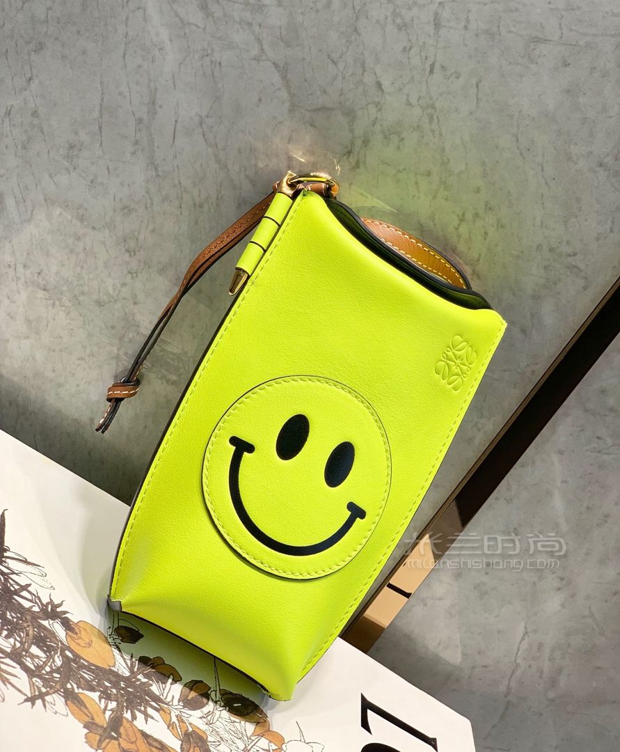 罗意威包包smiley 联名系列亮黄色搭配笑脸活力感十足~带来无限好心情