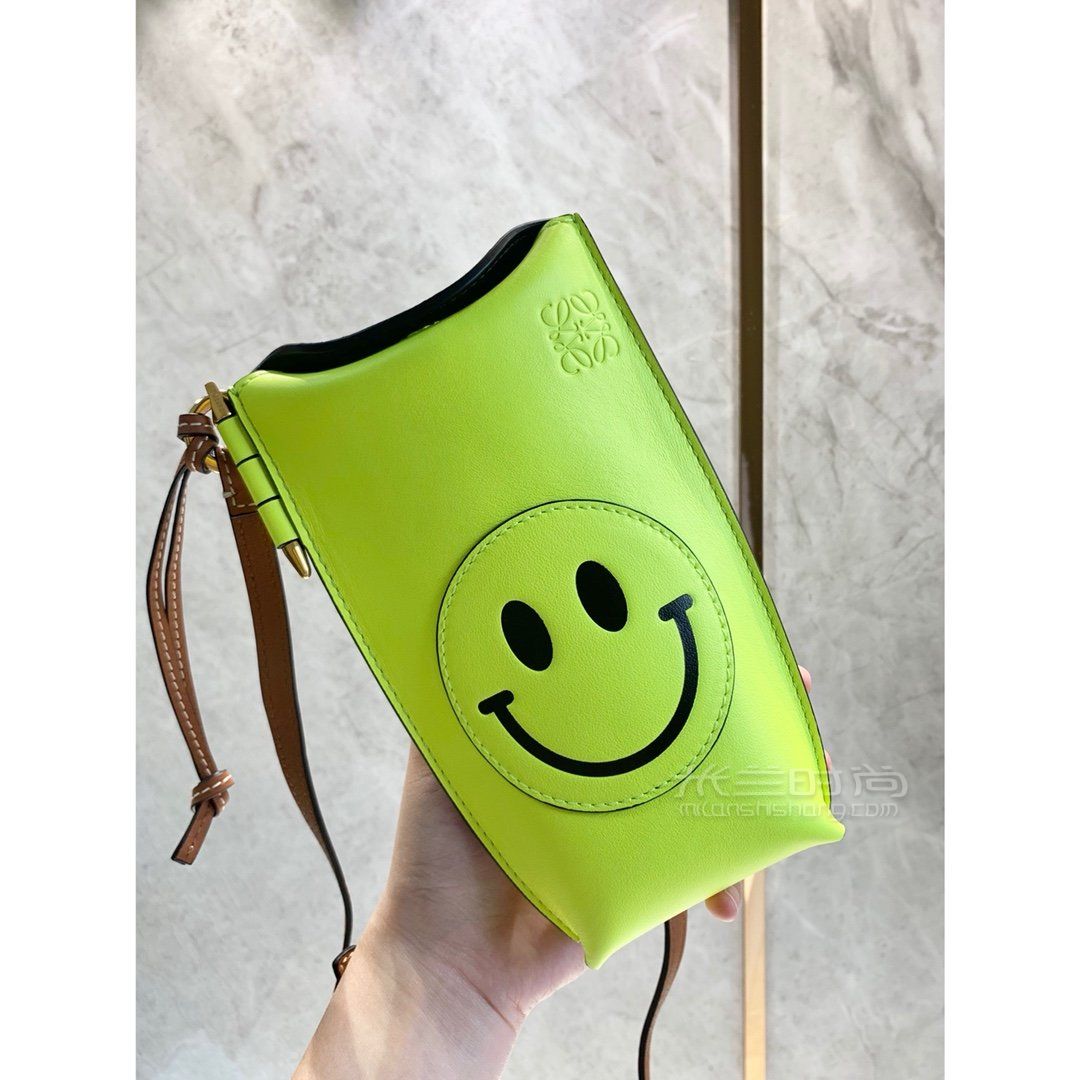 罗意威包包smiley 联名系列亮黄色搭配笑脸活力感十足~带来无限好心情