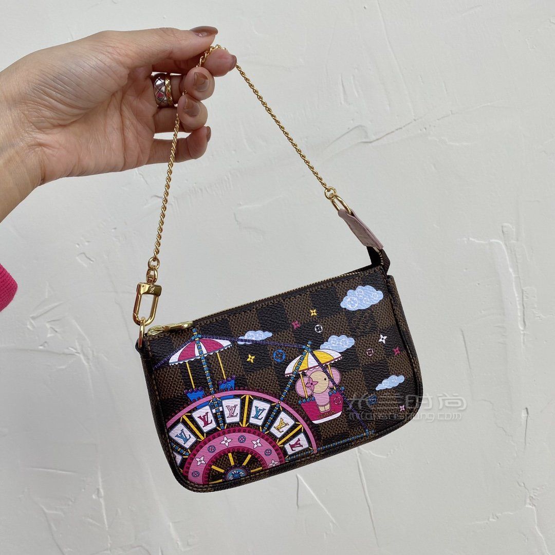 lv包包 lv女包超强高萌预警 2021圣诞系列,标志性卡通老花公仔,实在太