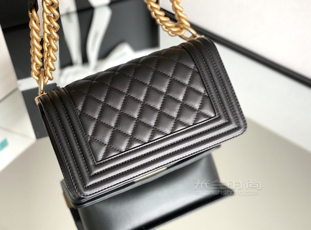 香奈儿chanel le boy胎牛皮菱格复古包 小号黑色胎牛皮全钢复古金扣