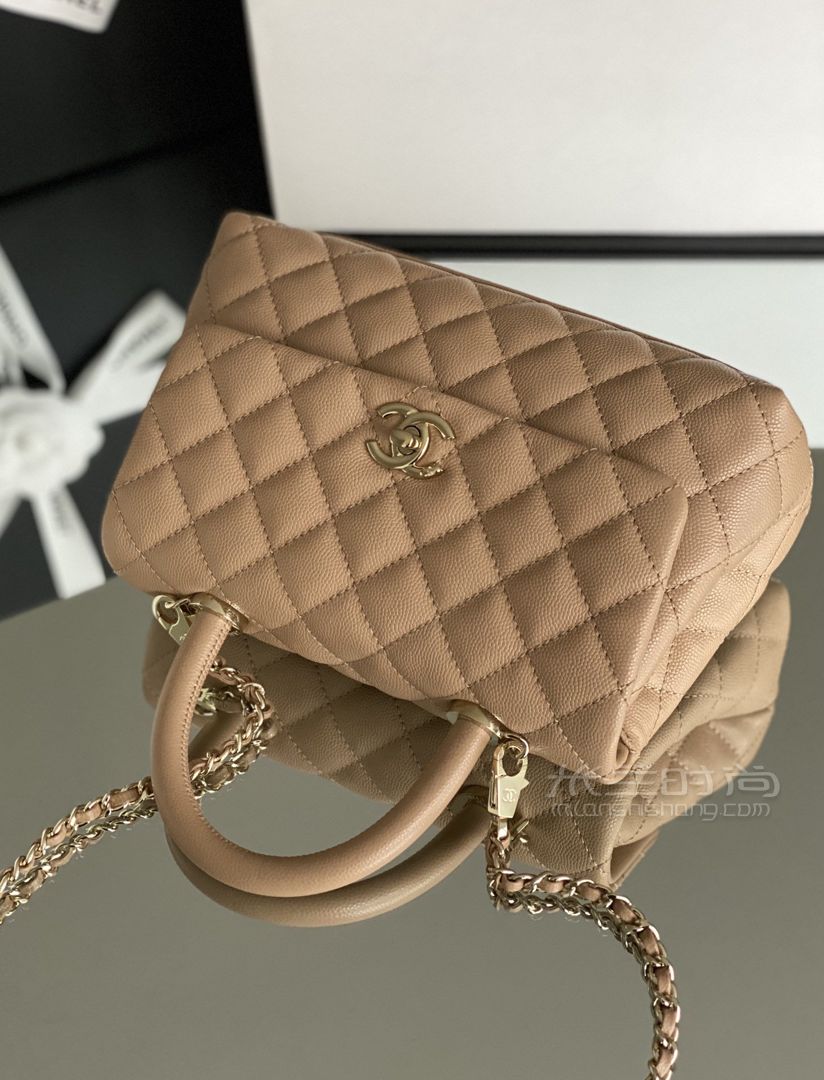 香奈儿chanel coco handle小号杏色牛皮手腕 香槟金扣 24cm细球纹鱼子