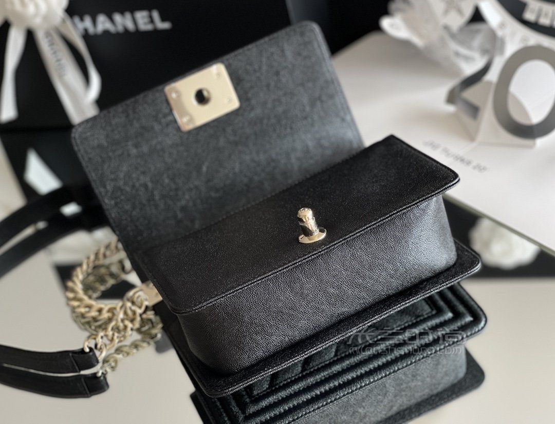 chanel le boy 20小号复古包 黑色v纹浅金 水洗胎牛皮芝麻纹法国进口