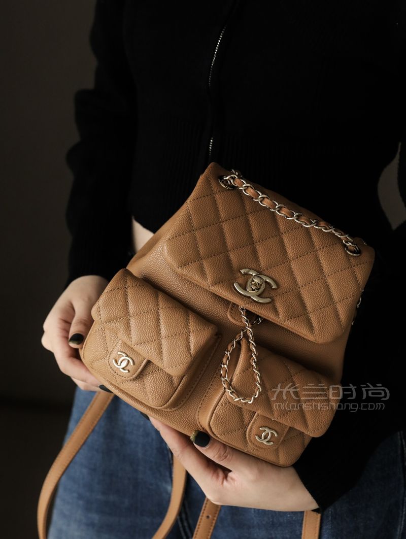 chanel 23P青蛙小书包香奈儿双肩背包AS3860大号焦糖色原厂Haas小牛皮鱼子酱_米兰时尚包包网
