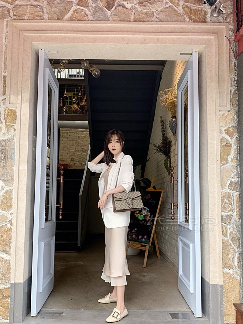 Gucci又涨价了！酒神包容量测试少女粗门必备随身物！ 换季不仅换衣也得换包 (1)
