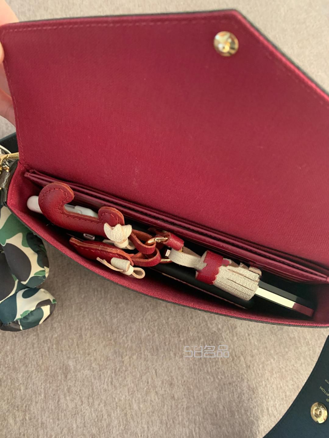 翻包记｜没想到LV这个小包能装下这么多东西,lv是奢侈品吗_3