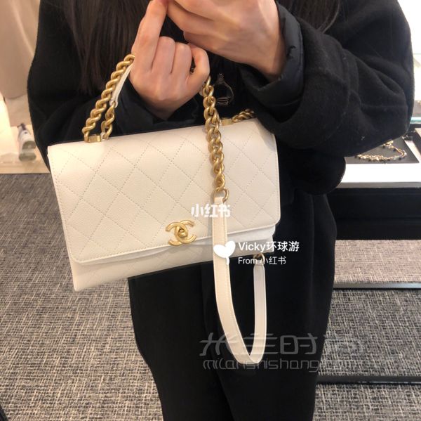 Chanel 香奈儿19年 新款 白色包包 类似coco handle 但是容量更大_4