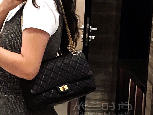 Chanel2.55中号上身图实拍与使用体验_7