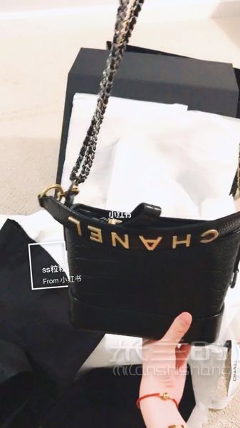 拆箱Chanel 香奈儿 早秋鳄鱼纹流浪包小号 回到家开心拆箱 小牛皮鳄鱼压纹皮_1