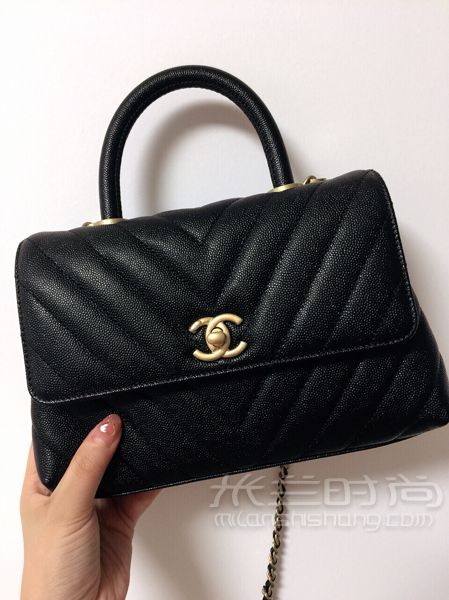 Chanel coco handle18年秋冬新款黑金小号 鱼子酱牛皮v纹山字纹_1