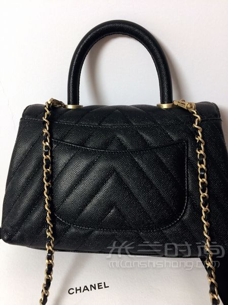 Chanel coco handle18年秋冬新款黑金小号 鱼子酱牛皮v纹山字纹_5