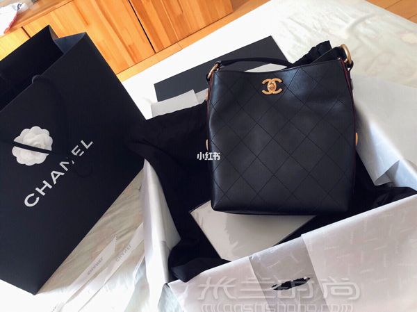 Chanel 水桶包 嬉皮包 这款包18年秋冬新款吧 官网上叫嬉皮包_1