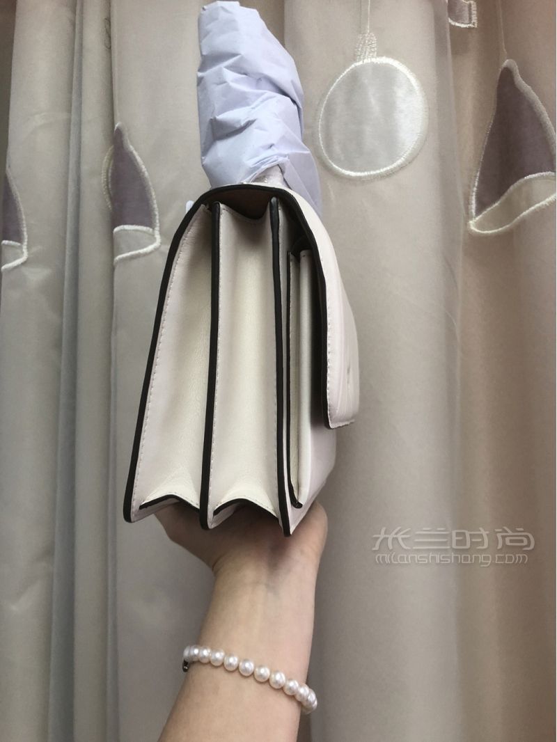 给蔻驰奥莱跪了这个好搭皮草的奶白羊皮包 夏日搭配_4